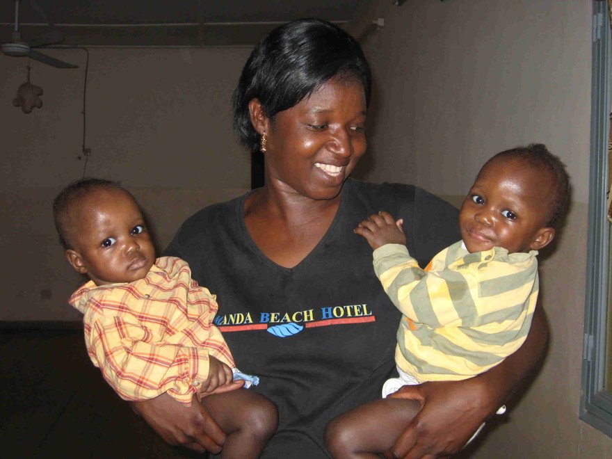 Une nourrice et deux enfants recueillis au centre Sanor